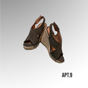 Juniper and dark beige colored Apt. 9 wedges size 5.5